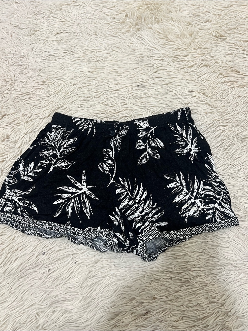 Women's Black High-Waist Leaf Print Elastic Shorts
